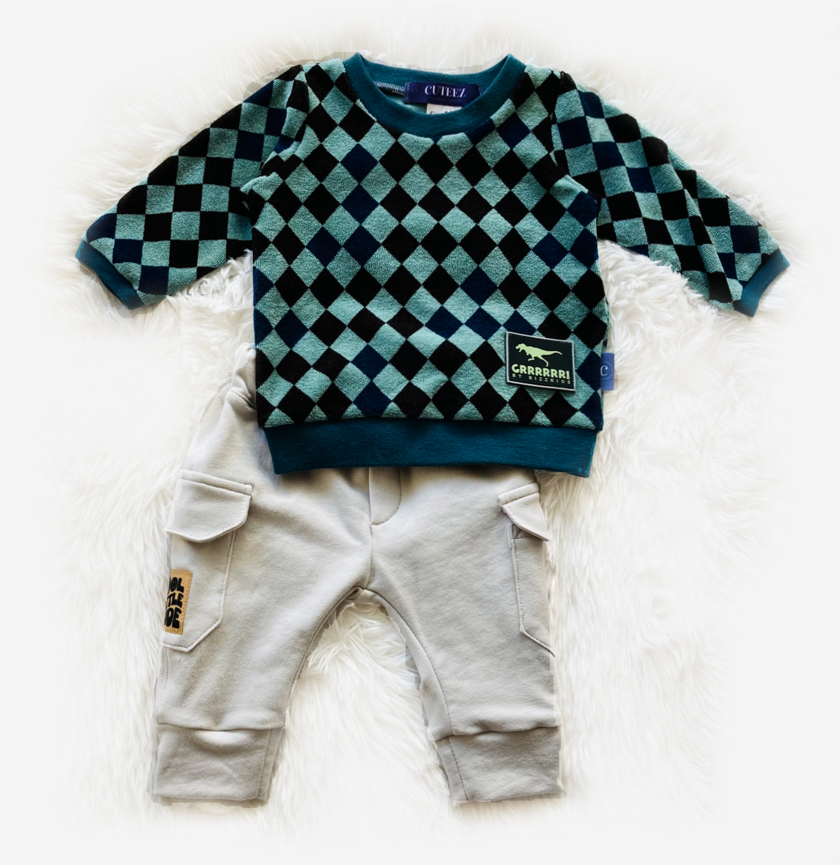 Cargo broek Grey in maat 50-128, gecombineerd met een geruite trui. Handgemaakte kinderkleding, ideaal voor jongens.