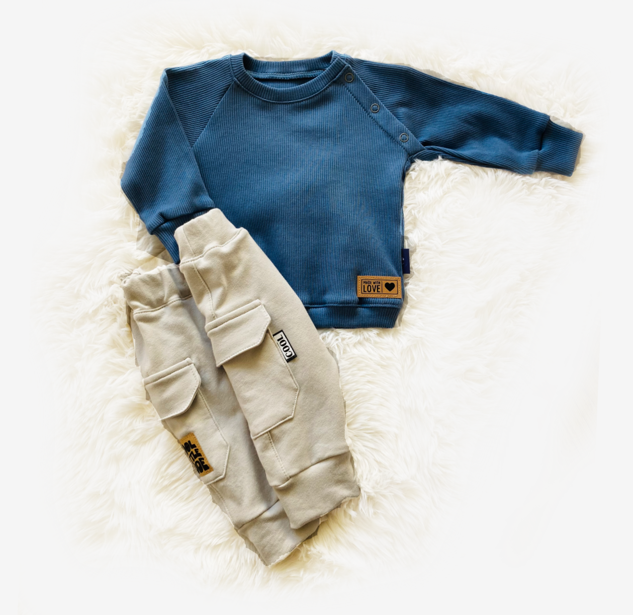 Cargo broek Grey in maat 50-128, gecombineerd met een blauwe trui. Handgemaakte kinderkleding, duurzaam en comfortabel.