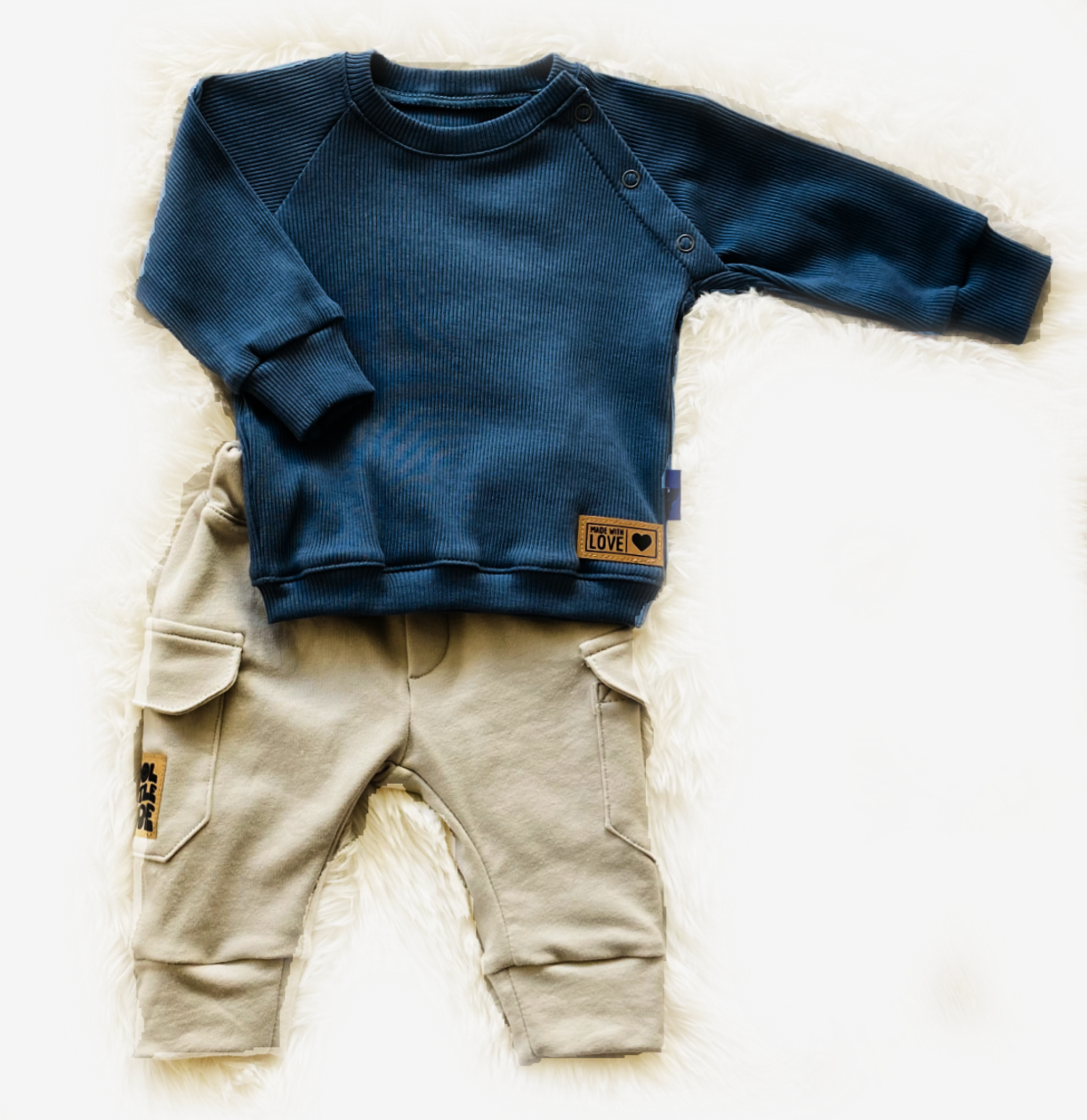 Cargo broek Grey in maat 50-128, gecombineerd met een blauwe trui. Stoere en comfortabele handgemaakte kinderkleding.