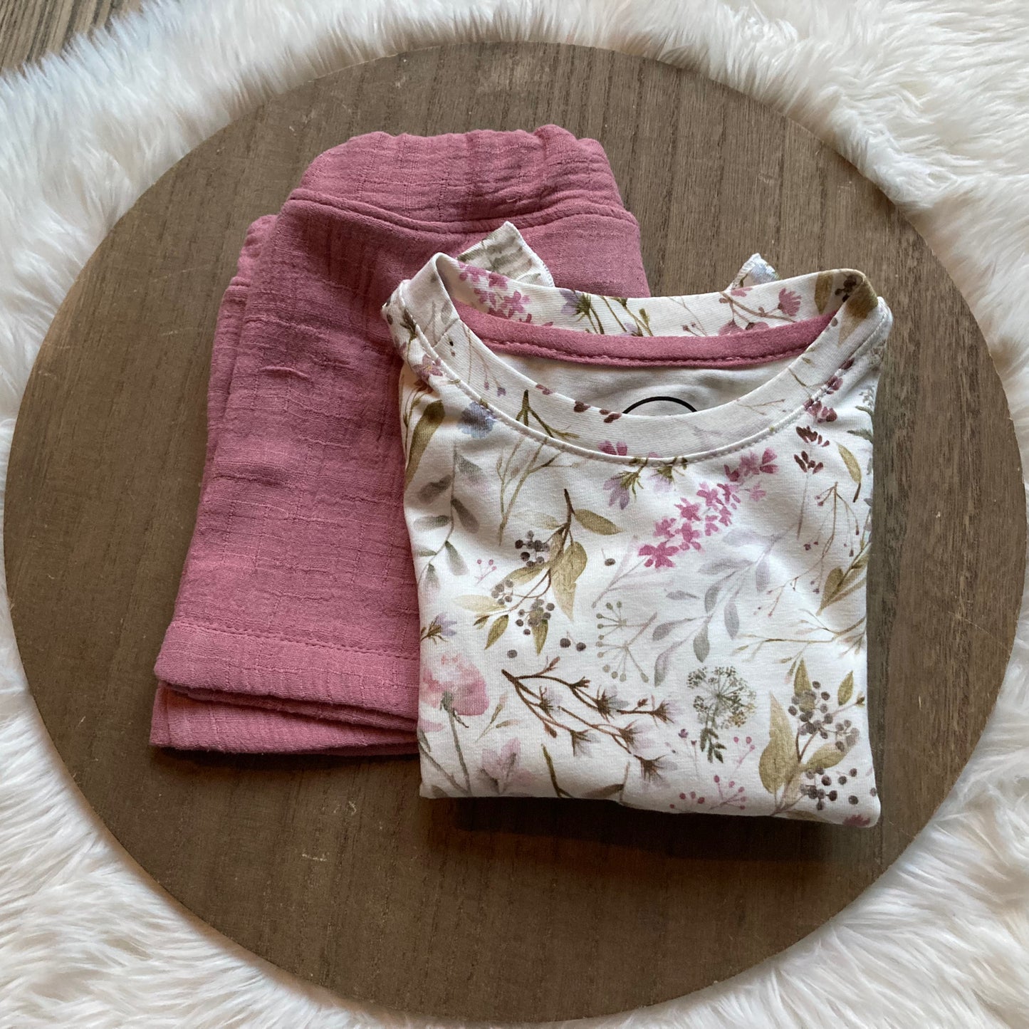 T-Shirt mit natürlichen Blumenrüschen. Größe 50-140. Handgefertigte Kinderkleidung.