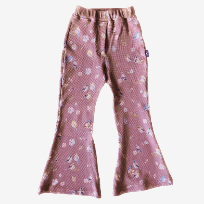 Duurzame kinderkleding voor meisjes bij Cuteez: flared broek van oudroze wafelstof met vogeltjesprint. Maat 74-152.