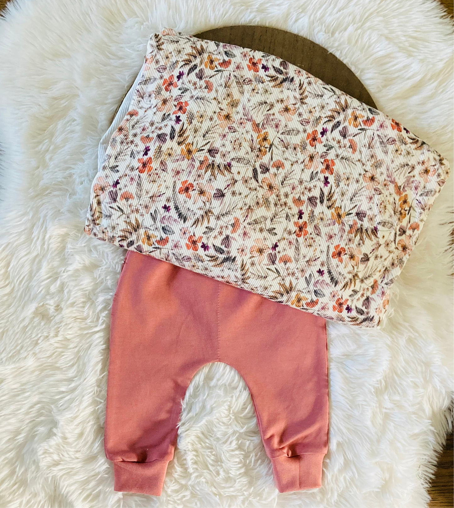 Rippjersey Blumen lila. Hochwertiger Rippjersey für handgefertigte Baby- und Kinderkleidung.