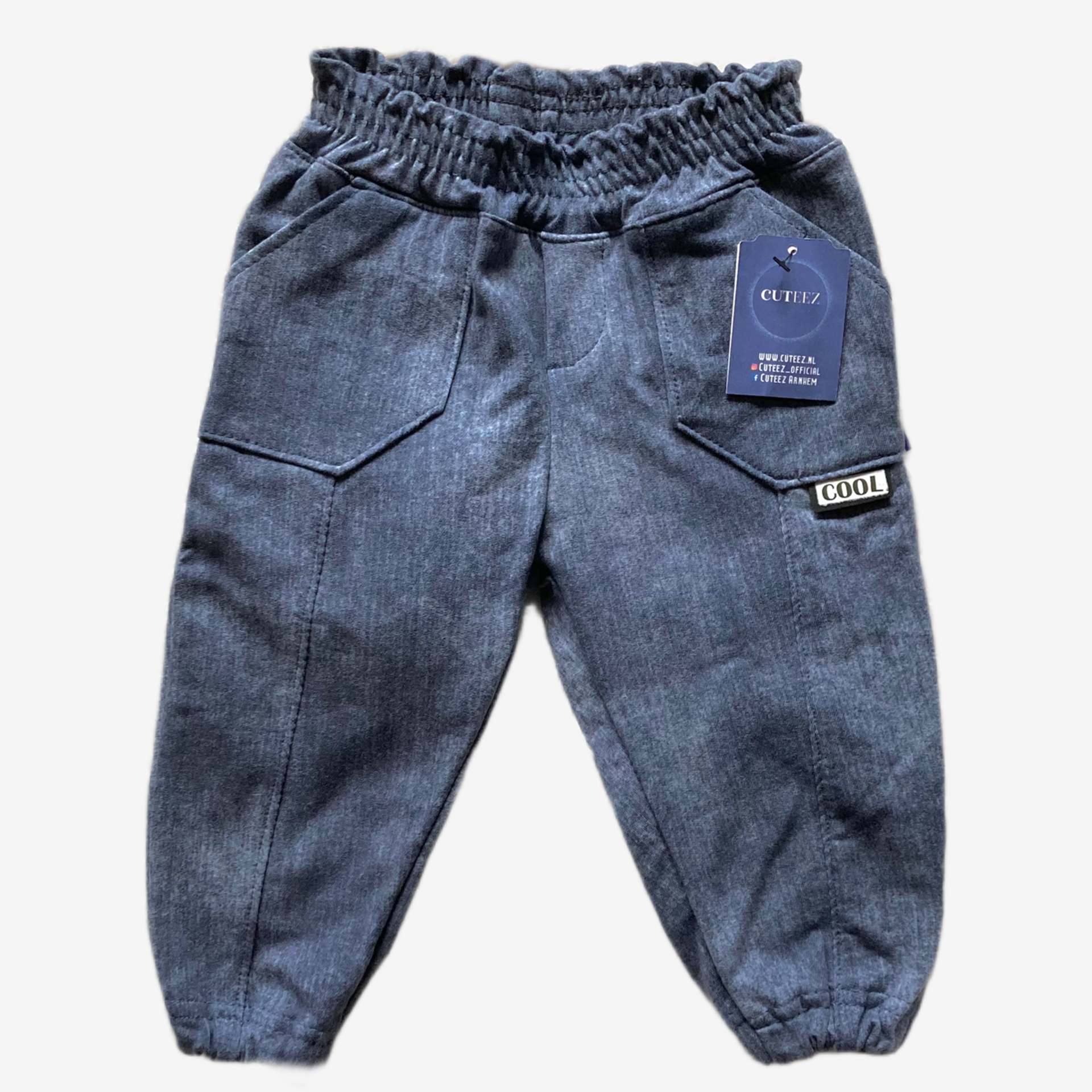 Handgemaakt stretch jeans babybroekje in gewassen blauw met stoere zakken – duurzame babykleding van Cuteez