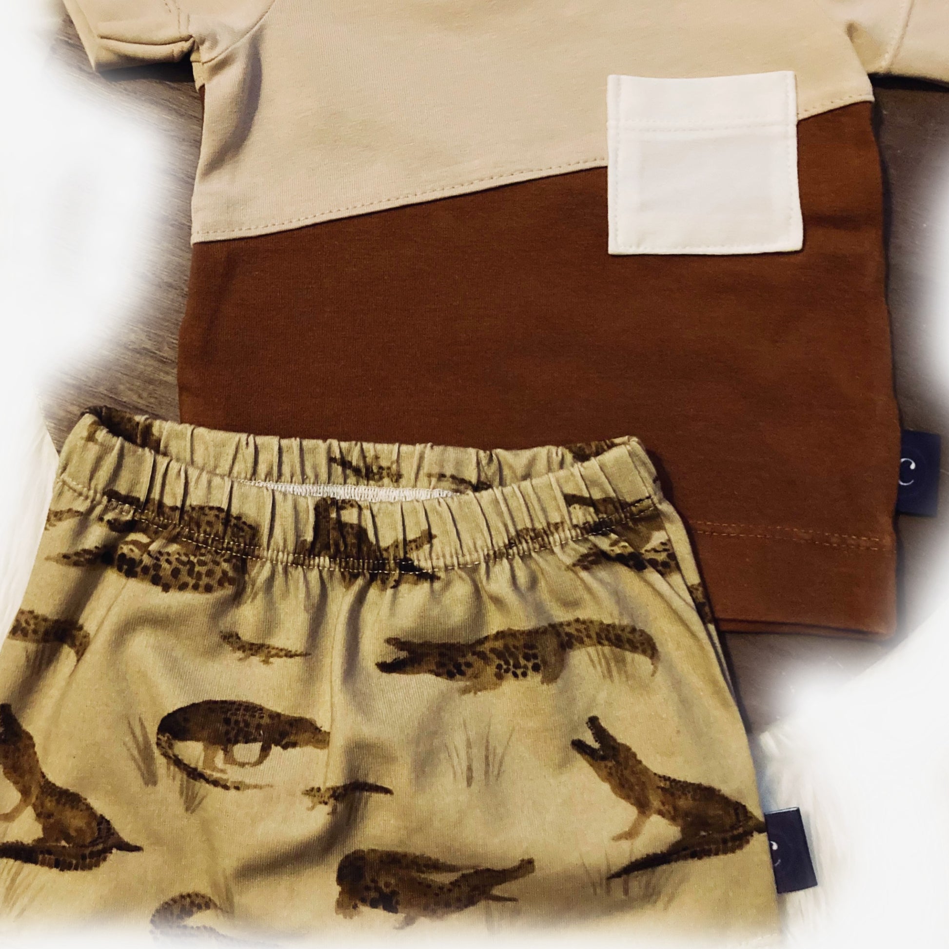 Detail van Stoere jongens zomerset in bruintinten. Duurzame handgemaakte babykleding van kinderkleding webshop Cuteez. 
