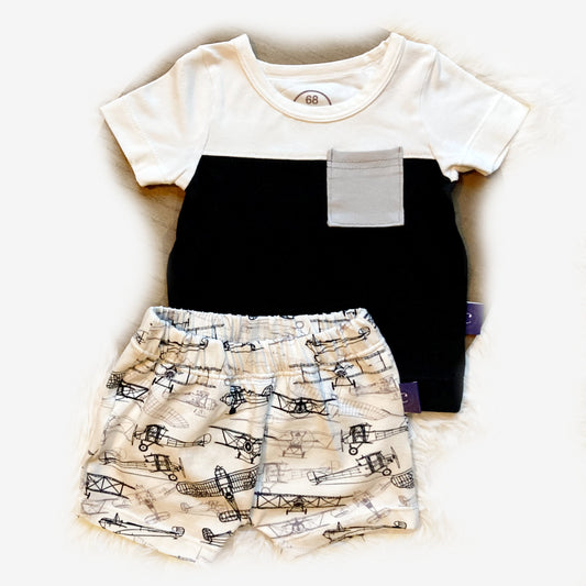 Stoere jongens zomerset met vliegtuigprint en bijpassend zwart wit tshirt. De mooiste duurzame handgemaakte baby- en kinderkleding vind je bij webshop Cuteez!