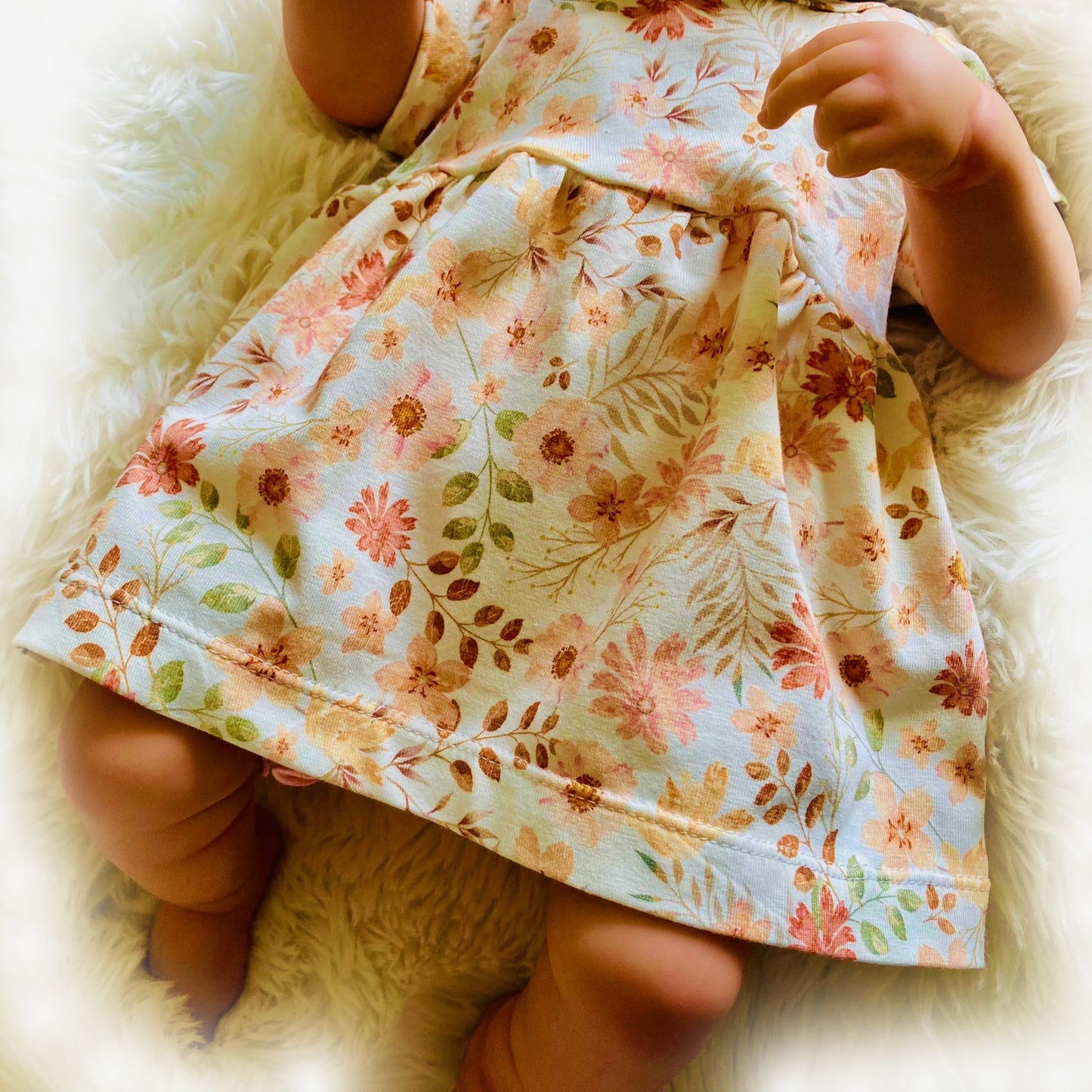 Zweiteiliges Set Babykleid Pfirsichblume. Lange oder kurze Ärmel. Babygrößen 50-74.