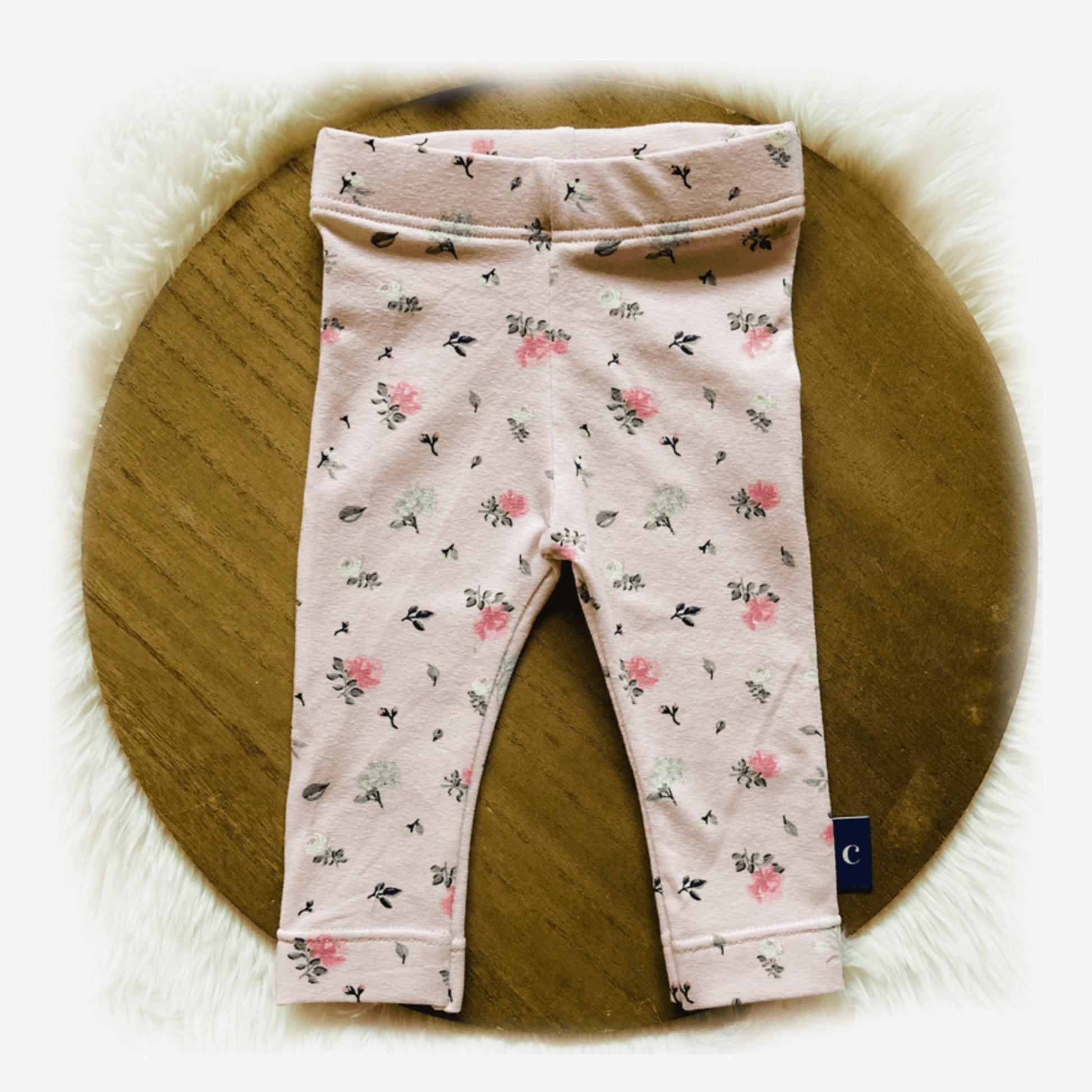 Legging Aimee. Behorend bij babyset Aimee. Handgemaakte babykleding van kinderkleding webshop Cuteez