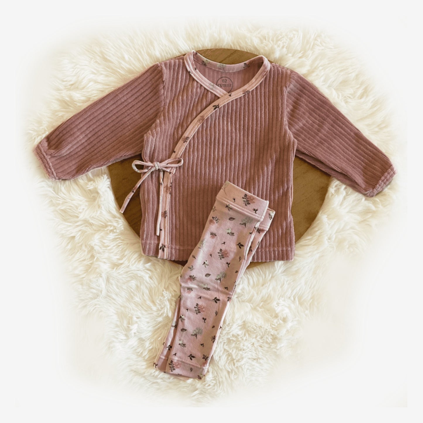 Babyset Aimee. Oudroze ribstof overslagtruitje met lichtroze gebloemde legging. Duurzame handgemaakte babykleding van kinderkleding webshop Cuteez