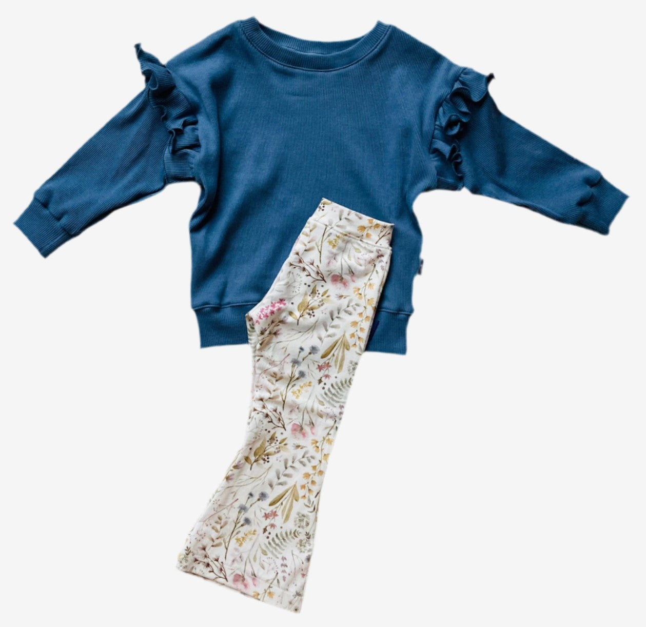 Oversized trui Ruffle van zachte blauwe ribstof en ruffle. Leuke meisjes kleding duurzaam handgemaakt van webshop Cuteez. Hier gecombineerd met flarebroek Natuurbloem.