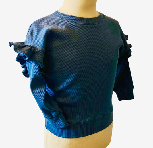 Oversized trui Ruffle van zachte blauwe ribstof en ruffle. Leuke meisjes kleding duurzaam handgemaakt van webshop Cuteez