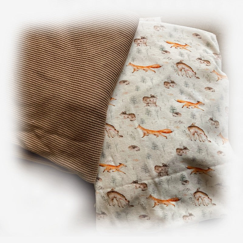 Zachte_ribtricot_taupe_duurzame_handgemaakte_baby_kinderkleding_Webshop_Cuteez. Hier gecombineerd met tricot bosdiertjes