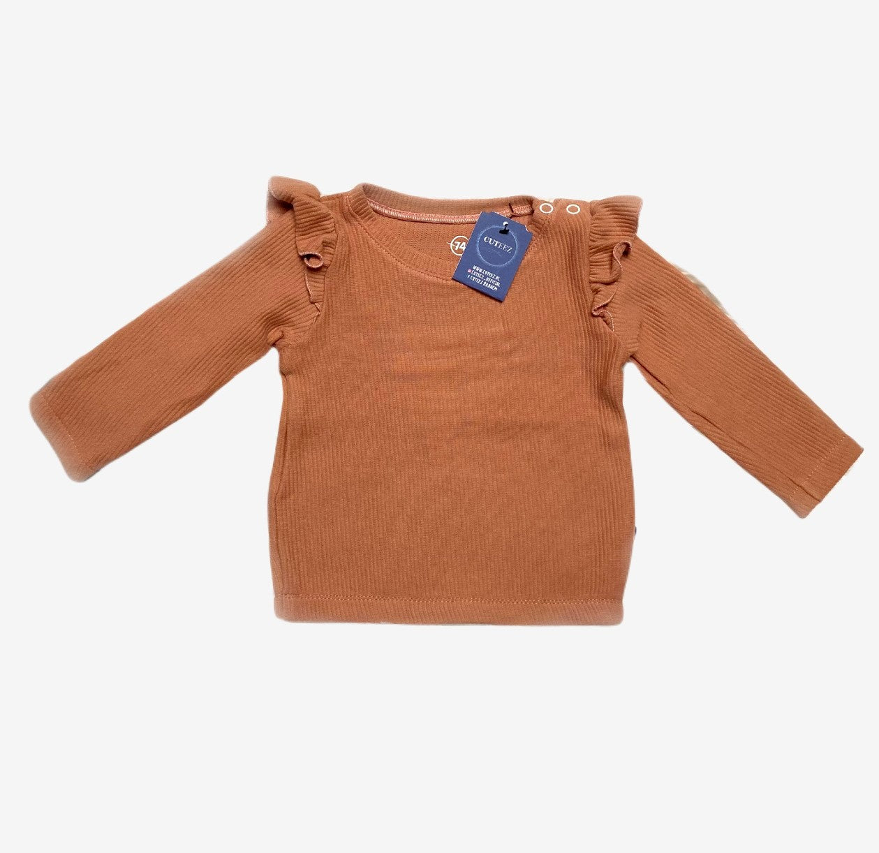 Ribtruitje licht perzik,  ruffle truitje meisje. Leuke baby meisjeskleding van webshop Cuteez