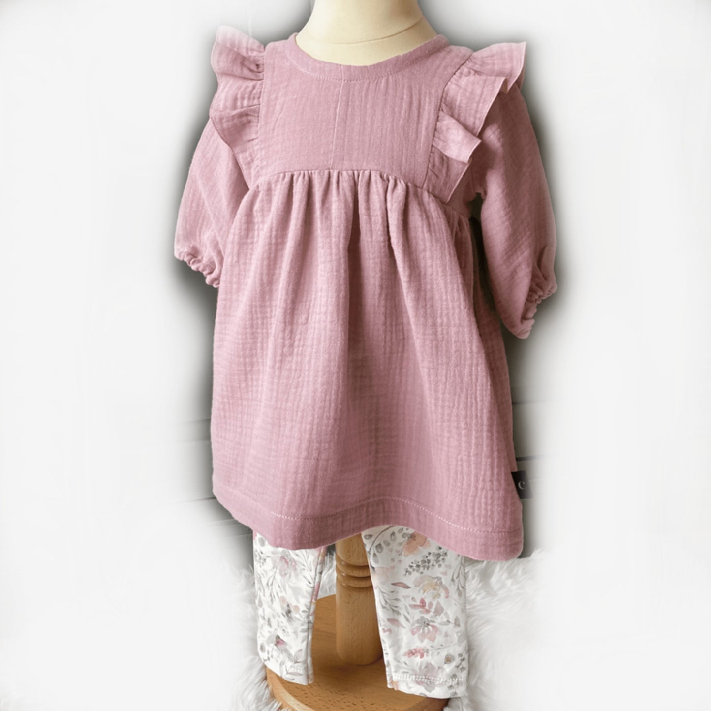 Ruffle dress met bijpasende legging. Heerlijke lente zomermode voor meisjes, duurzame handgemaakte kinderkleding babykleding van webshop Cuteez