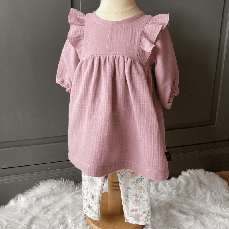 Schattige hydrofiel ruffle dress in lichtroze van kinderkleding webshop Cuteez. Vind handgemaakte meisjeskleding in diverse kleuren op Cuteez, de ultieme bestemming voor duurzame kinderkleding.