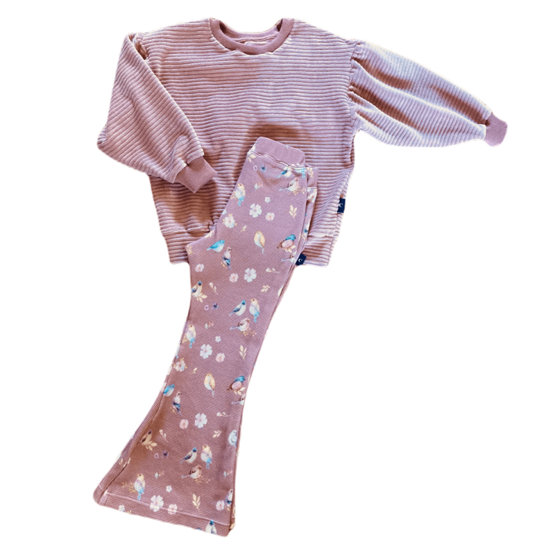 Duurzame kinderkleding voor meisjes: Trui Vesper. Licht oudroze trui van zachte ribstof in maat 86-152, gecombineerd met flared broek Wafel.Handgemaakte meisjeskleding kinderkleding. 