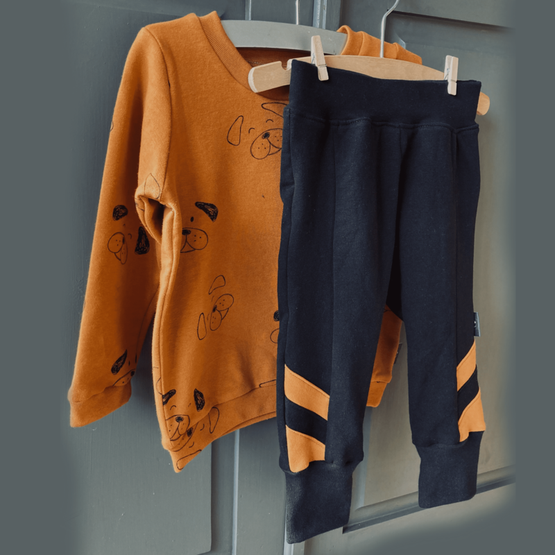 Handgemaakte zwarte joggingbroek met camelkleurige accenten, verkrijgbaar in maat 74-110 - Perfect voor betaalbare duurzame kinderkleding bij Cuteez