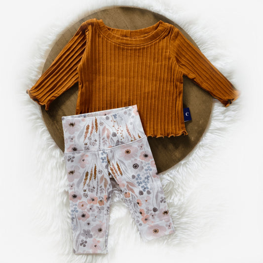 Tweedelig baby setje Camel. Maat 50-80. Handgemaakte babykleding.