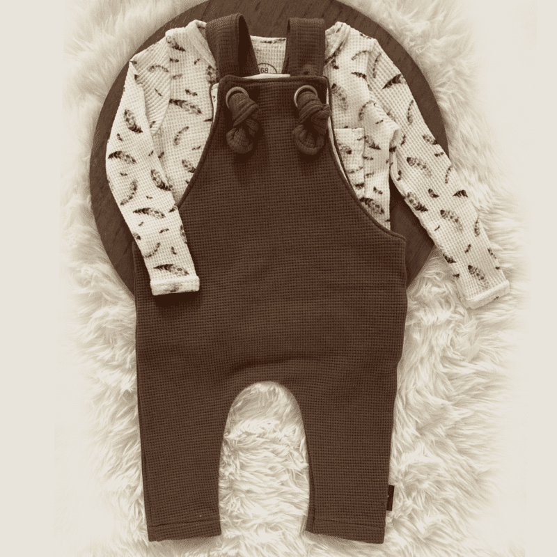 Knotted overall bruine wafel. Gecombineerd met longsleeve Feather. Duurzame handgemaakte babykleding van kinderkleding webshop Cuteez