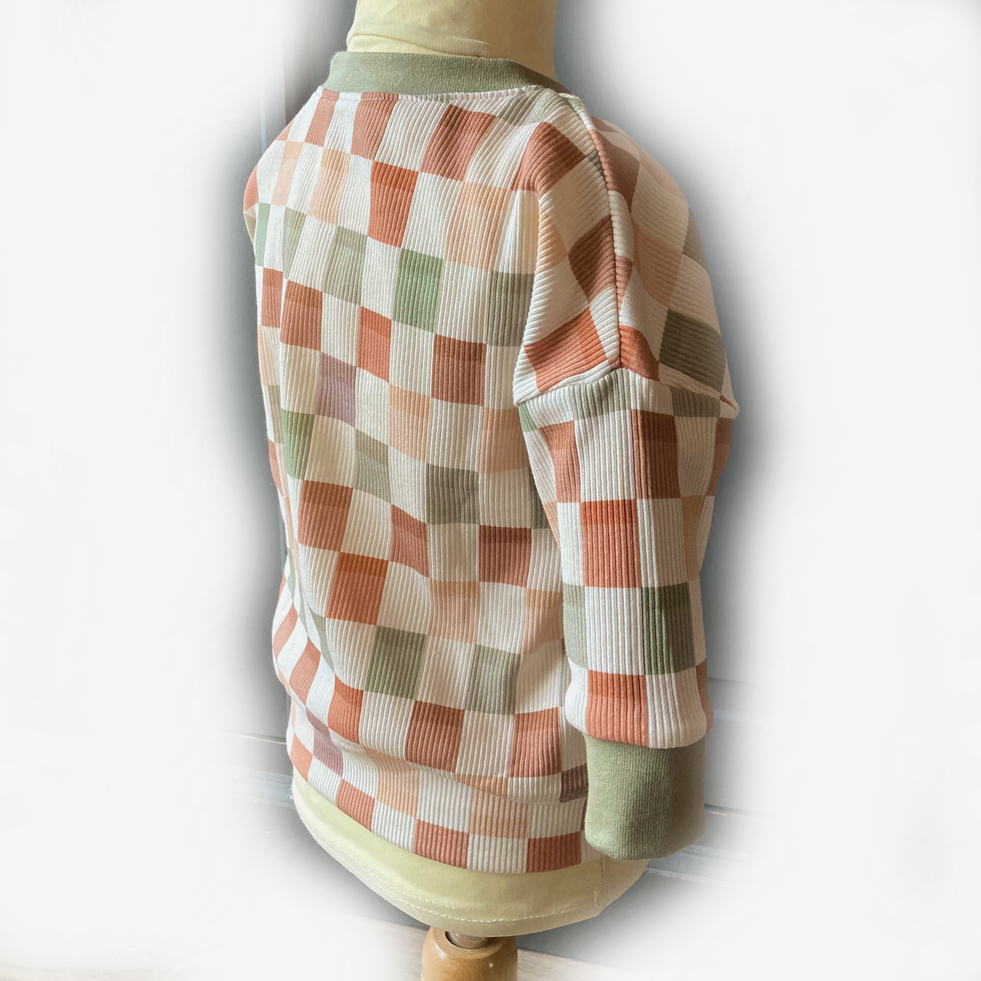 Zacht en comfortabel katoenen babytruitje met blokpatroon – handgemaakt door Cuteez