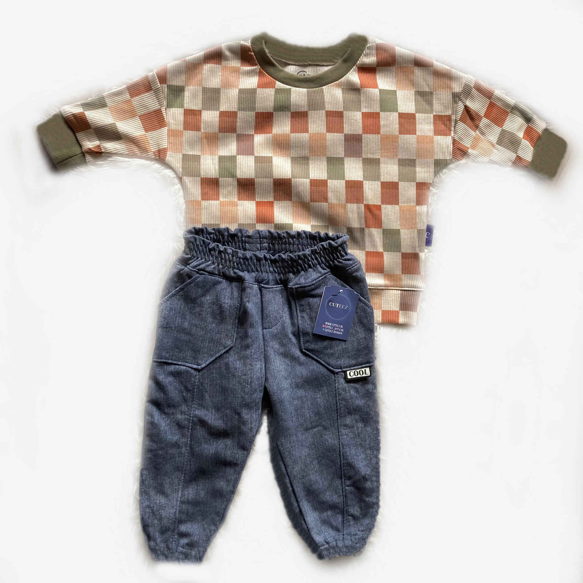 Babyoutfit jongen: geblokt ribstof truitje ‘Blocks’ gecombineerd met stretch jeans broekje van Cuteez