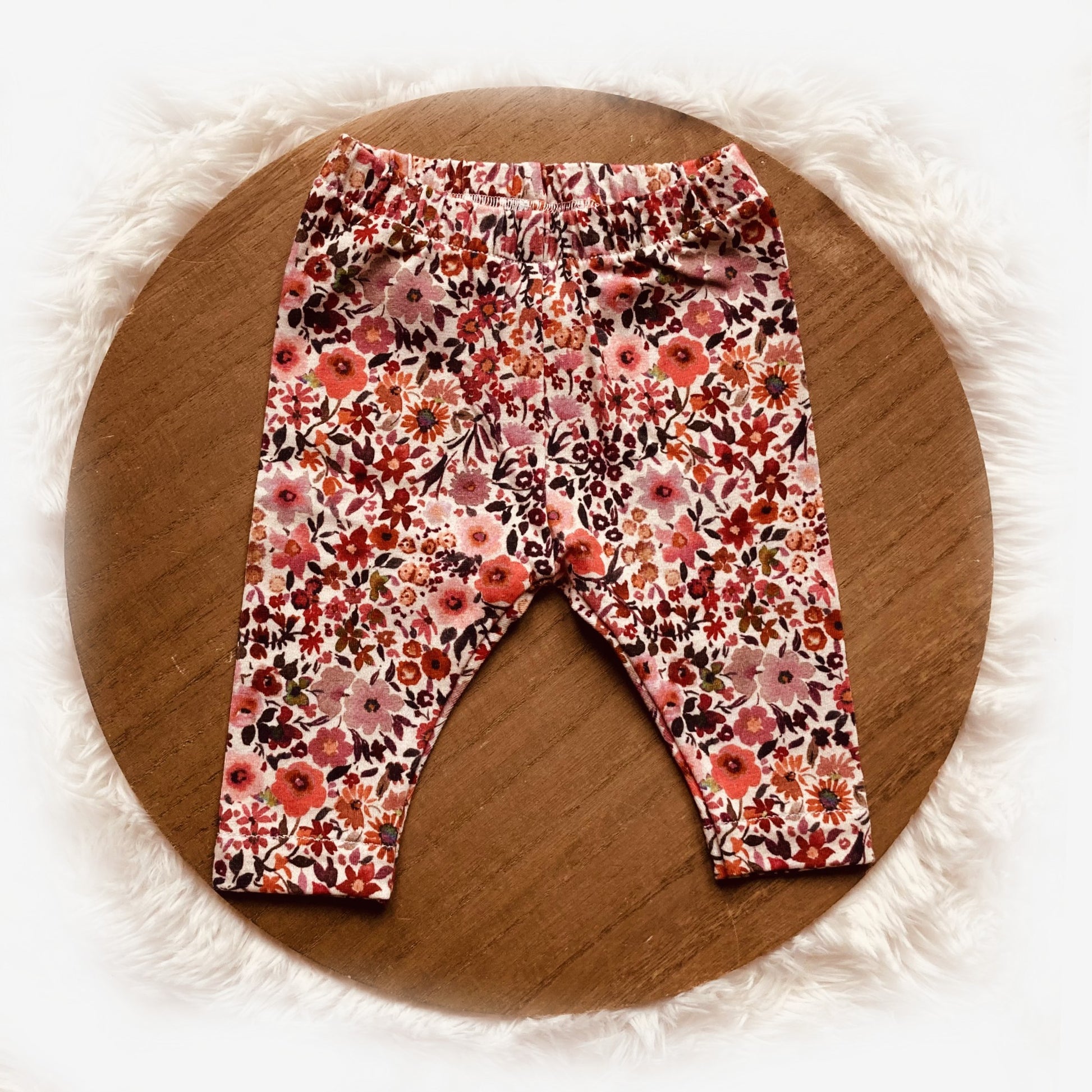 Legging Scarlett babymaat 50. Handgemaakte duurzame leuke meisjeskleding van webshop Cuteez