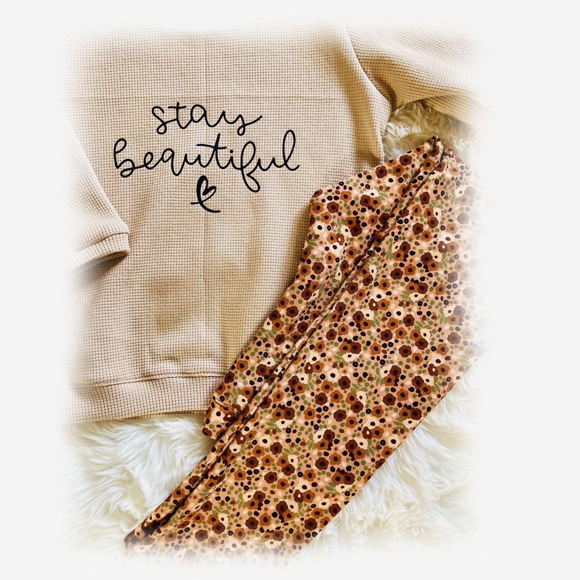 Detail van Mooie gebloemde legging herfst bloem meisje duurzame handgemaakte baby en kinderkleding van webshop Cuteez