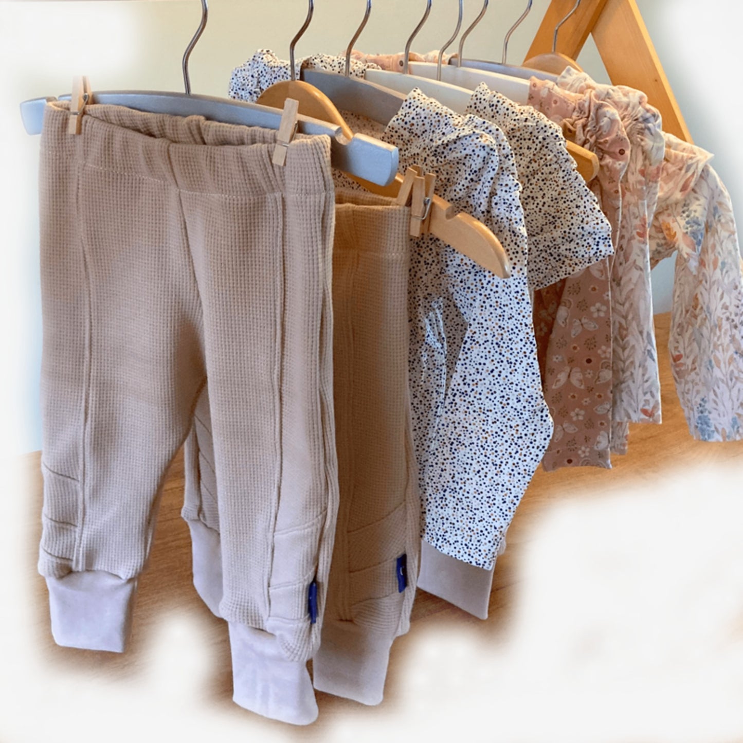 Een betoverende blik op onze handgemaakte baby- en kinderkledingcollectie bij webshop Cuteez. Ontdek duurzame babykleding in stijl!