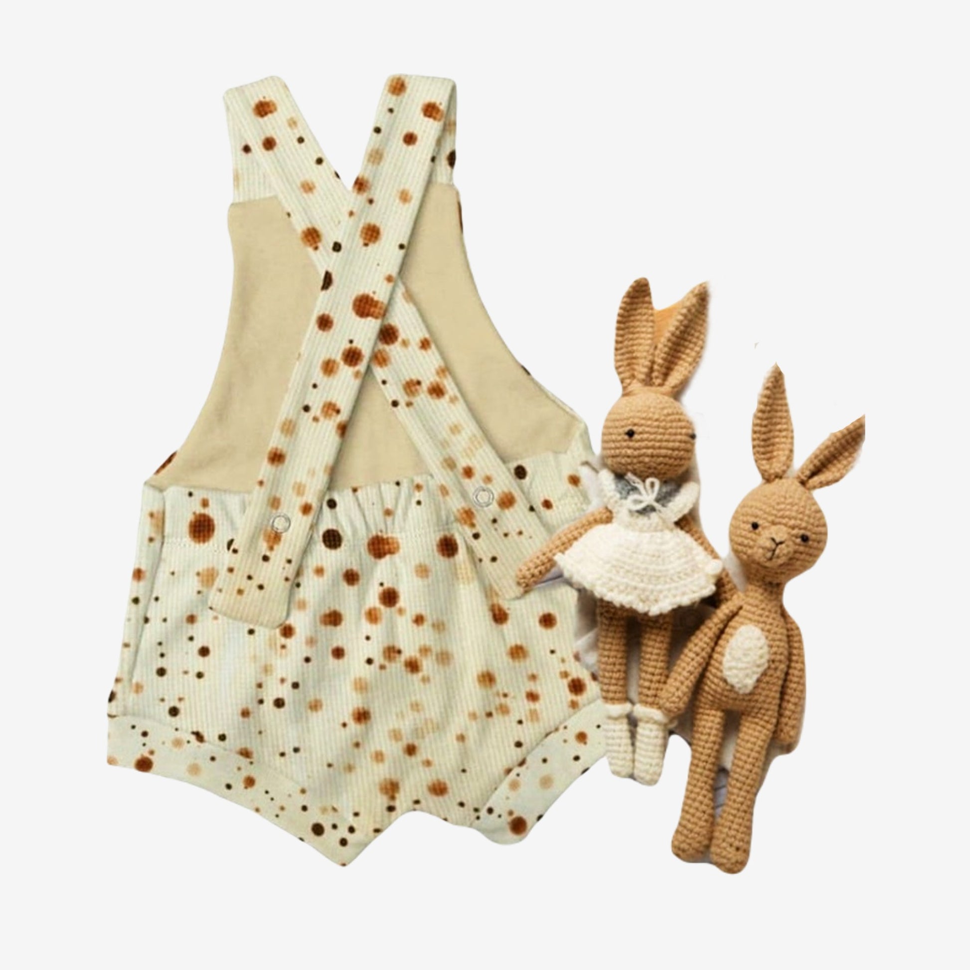 Achterkant van Flatlay van een Cuteez baby overall shortie zomerpakje van offwhite wafelstof met bruine stippel. Handgemaakte babykleding uit collectie van duurzame kinderkleding online webshop.