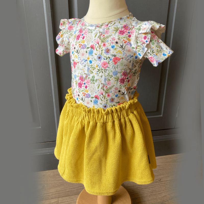 Koop nu ons baby setje Sunflower! Schattig tweedelig setje met okergeel rokje een gebloemd ruffle tshirt. Maat 74. Handgemaakte baby- en kinderkleding in onze kinderkleding webshop Cuteez. Voor duurzame kinderkleding online. 