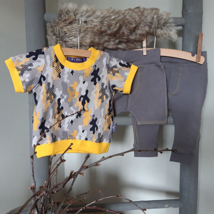 Sfeerfoto van Babytruitje Graphic korte mouw. Maat 62. Handgemaakte babykleding. Online - Handgemaakte kinderkleding; duurzame babykleding