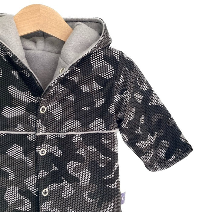 Detail van Baby jasje Camouflage. Maat 68-74. Handgemaakte babykleding. Online - Handgemaakte kinderkleding; duurzame babykleding