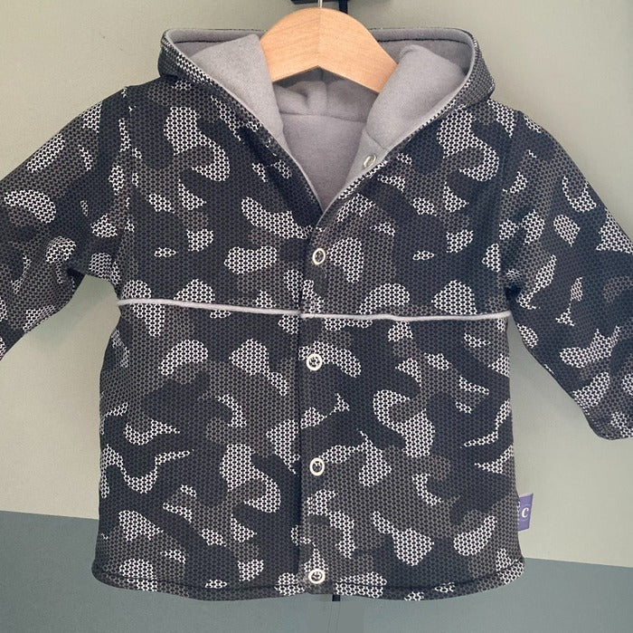 Sfeerfoto van Baby jasje Camouflage. Maat 68-74. Handgemaakte babykleding. Online - Handgemaakte kinderkleding; duurzame babykleding