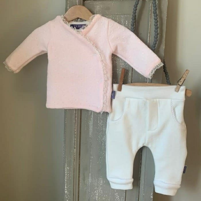 Sfeerfoto van Baby truitje Warm. Maat 50-92. Handgemaakte babykleding. Online - Handgemaakte kinderkleding; duurzame babykleding